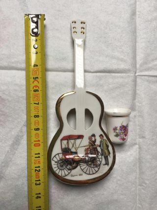 Guitarra y dedal de porcelana inglesa