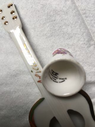 Guitarra y dedal de porcelana inglesa