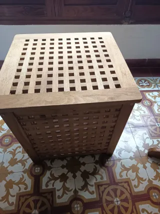 Caja de madera con diseño cuadriculado
