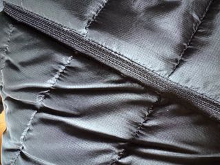 Abrigo Uniqlo Plumas Ligero con Capucha