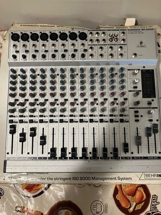 Mesa mezclas Behringer EURORACK MX 2004A negociabl