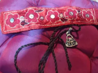 Colgante bolso ABC y pulsera roja india