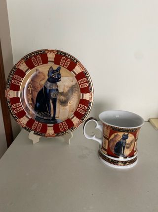 Plato y Taza Decorativa Egipcia Bastet