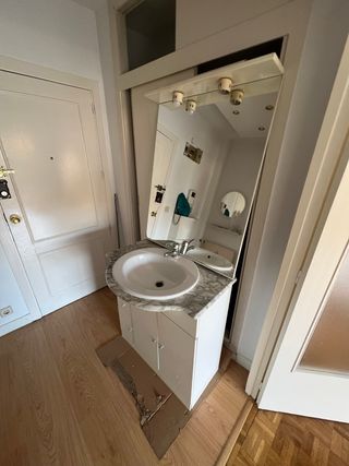 Lavabo con mueble, marmol, espejo y grifo