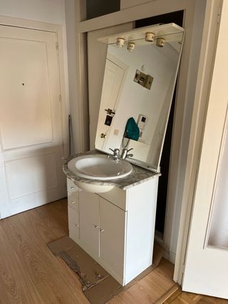 Lavabo con mueble, marmol, espejo y grifo