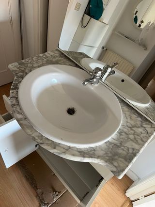 Lavabo con mueble, marmol, espejo y grifo