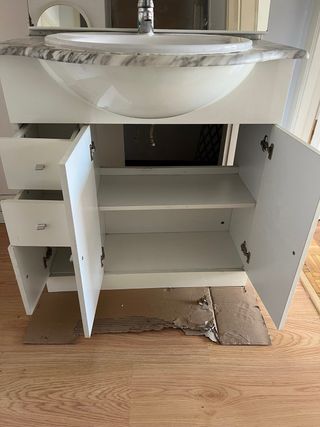 Lavabo con mueble, marmol, espejo y grifo