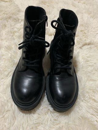 Botas pretas com atacadores