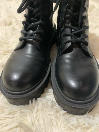 Botas pretas com atacadores