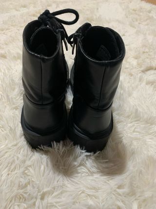 Botas pretas com atacadores