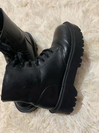 Botas pretas com atacadores