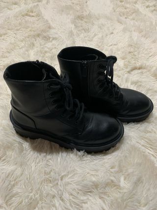 Botas pretas com atacadores