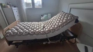 Cama hospitalaria articulada con carro elevador.