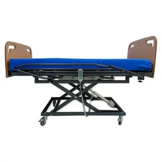 Cama hospitalaria articulada con carro elevador.
