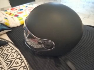 Casco de moto negro con visera