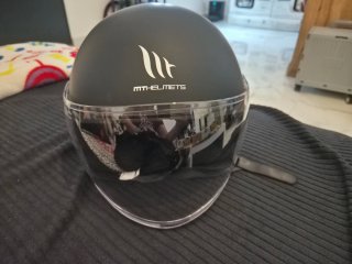 Casco de moto negro con visera