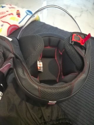 Casco de moto negro con visera