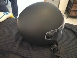 Casco de moto negro con visera