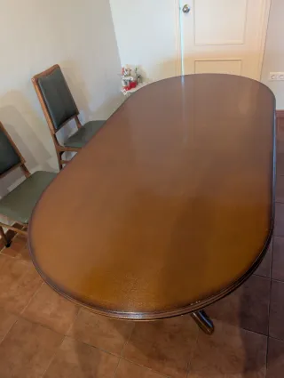 Mesa de comedor ovalada de madera