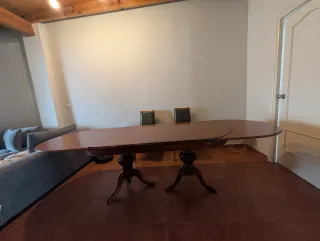 Mesa de comedor ovalada de madera