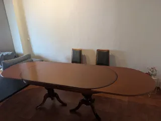 Mesa de comedor ovalada de madera