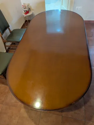 Mesa de comedor ovalada de madera