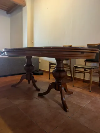Mesa de comedor ovalada de madera