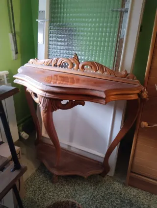 Mueble de entrada de madera tallada