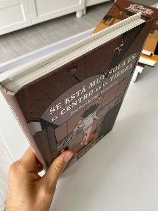 SE ESTA MUY SOLA EN EL CENTRO DE LA TIERRA