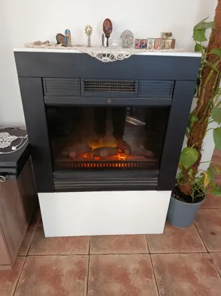 Calefactor eléctrico con estante blanco