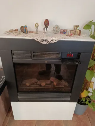 Calefactor eléctrico con estante blanco