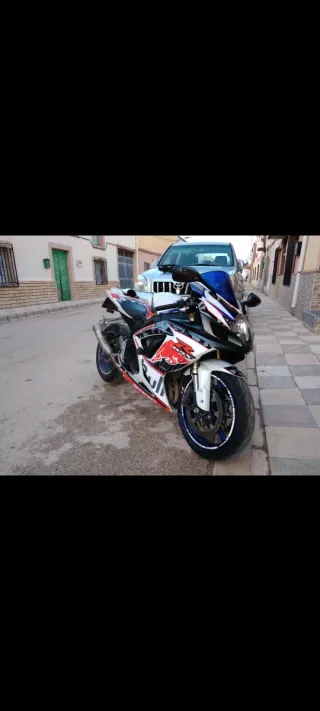 Suzuki GSXR 600 K7 - Moto Deportiva