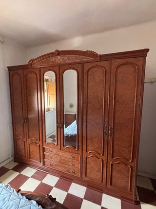 Armario antiguo de madera con espejos