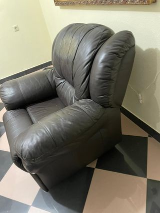 Sofá de piel marrón