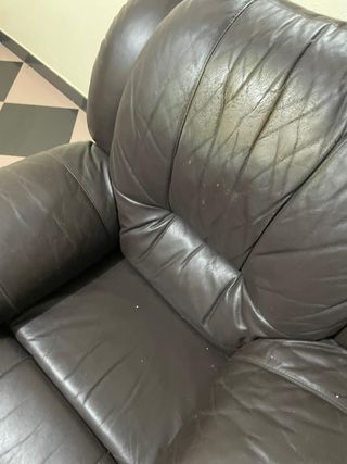 Sofá de piel marrón