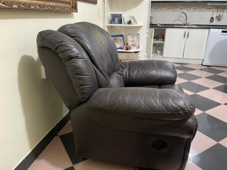 Sofá de piel marrón