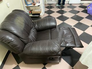 Sofá de piel marrón