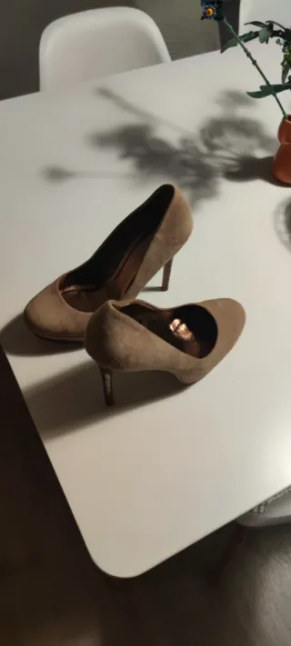 Tacones beige ante