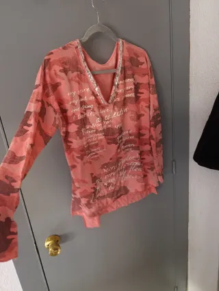 Camiseta rosa con estampado de camuflaje