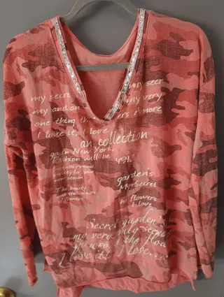 Camiseta rosa con estampado de camuflaje