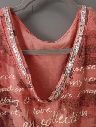 Camiseta rosa con estampado de camuflaje