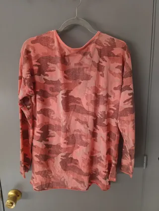 Camiseta rosa con estampado de camuflaje
