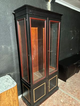 Vitrina de madera y cristal negra