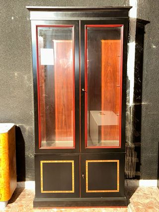 Vitrina de madera y cristal negra