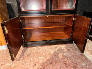 Vitrina de madera y cristal negra
