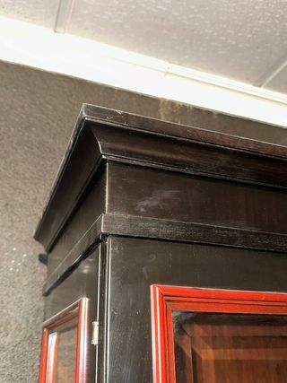 Vitrina de madera y cristal negra