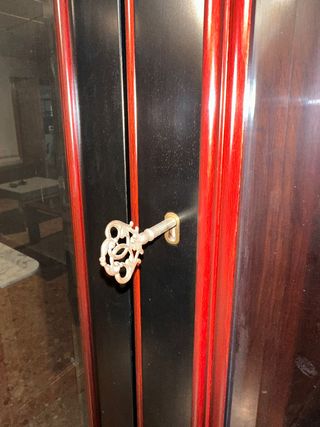 Vitrina de madera y cristal negra