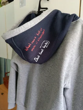 Sudadera unisex gris con mensaje