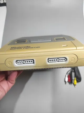 Super Famicom com cabo AV e comando