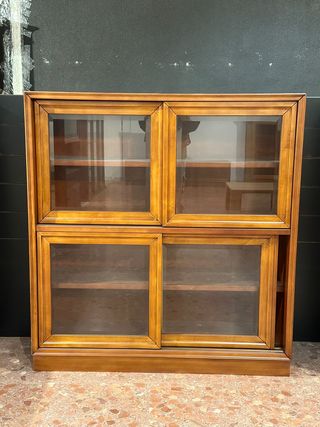 Vitrina de madera y cristal
